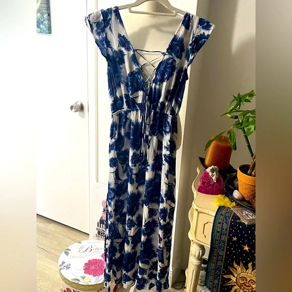 Billabong 100% Rayon Maxi Sz S Floral Blue/White Crisscrossed Back Sexy  Dress!